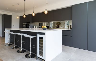 Contemporary Matt Grey Kitchen Cabinets with Pure White Countertop